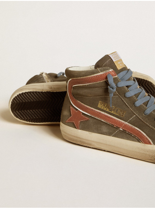 Slide in gray suede with brown nubuck star and flash