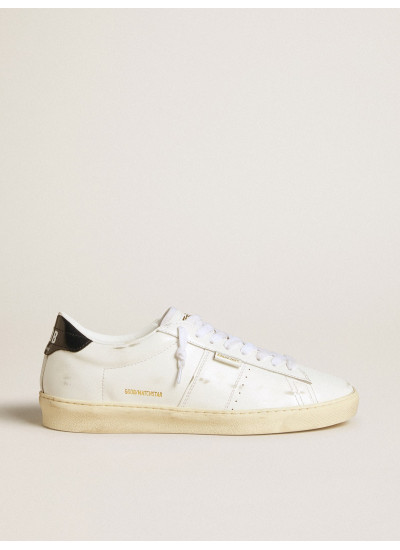 Matchstar in white leather with dark blue leather heel tab